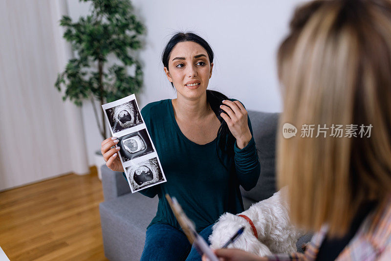 年轻女子在治疗中寻求安慰，同时应对怀孕抑郁症