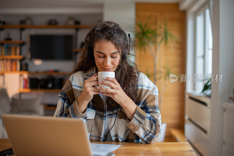 年轻时尚的女性在家工作