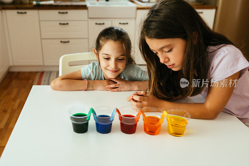 孩子们在家做彩虹实验