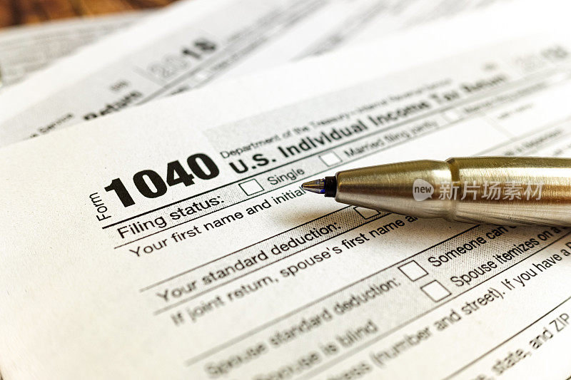 表格1040必须在4月填写，因为这是缴纳个人税的截止日期。