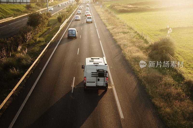 高速公路上的露营车