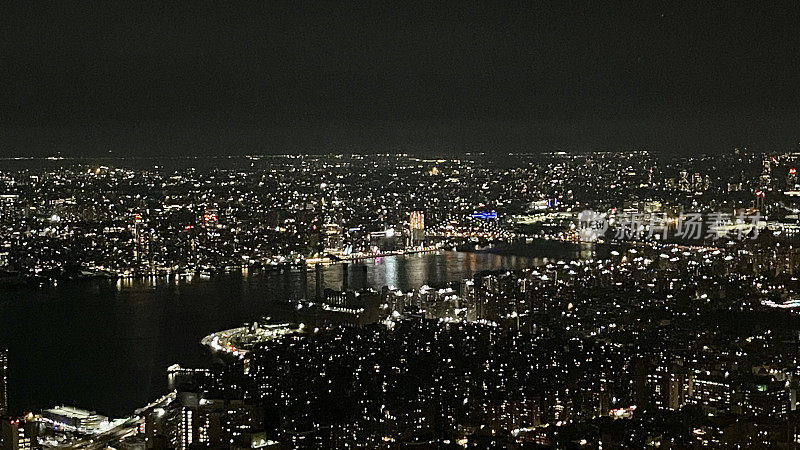 2023年7月从屋顶拍摄的纽约天际线的夜晚照片，这座城市从不沉睡，有着美妙的照明建筑