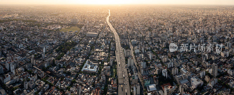 高速公路进入夕阳城市全景布宜诺斯艾利斯