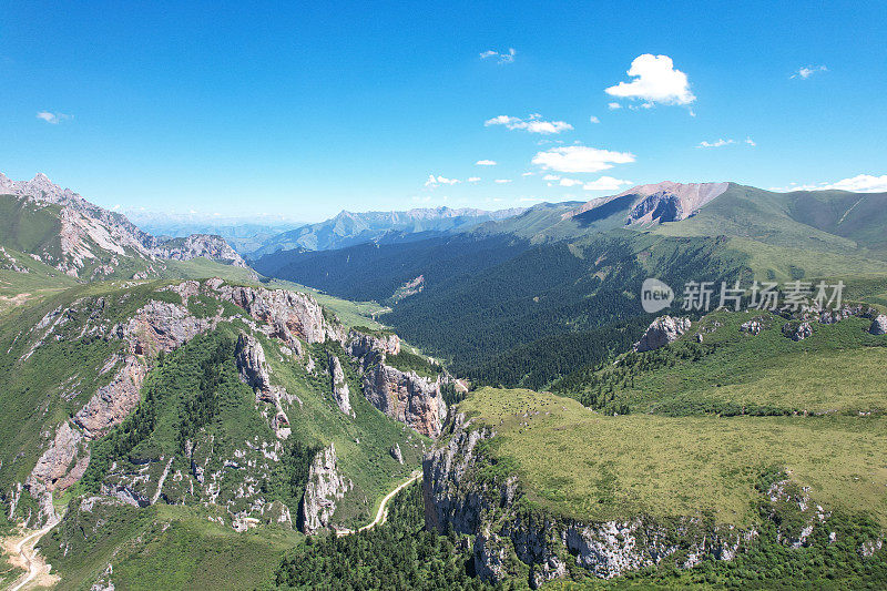 中国甘南山谷道路鸟瞰图