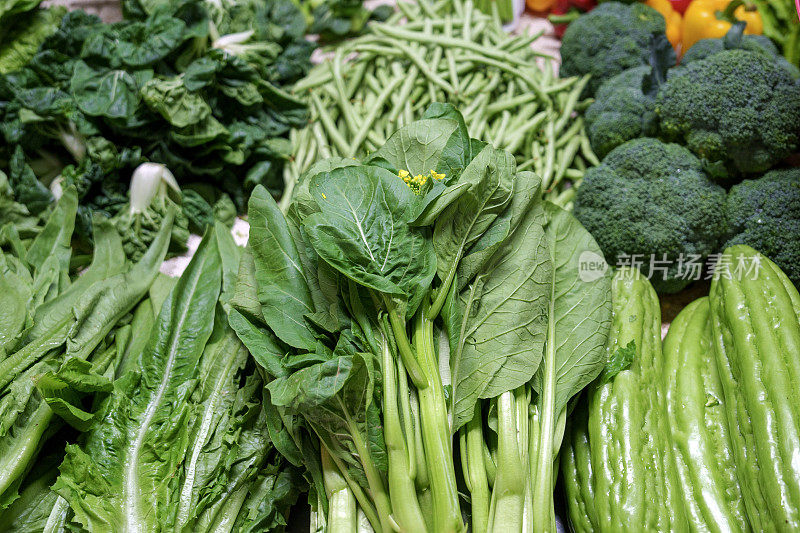 绿色蔬菜的背景象征着健康饮食、素食主义和纯素食主义。