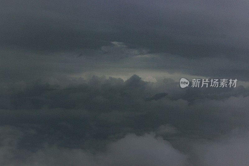 飞机窗外忧郁的云景