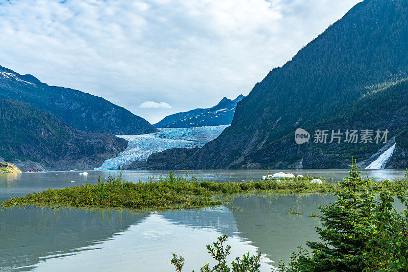 阿拉斯加朱诺的门登霍尔湖和门登霍尔冰川景观