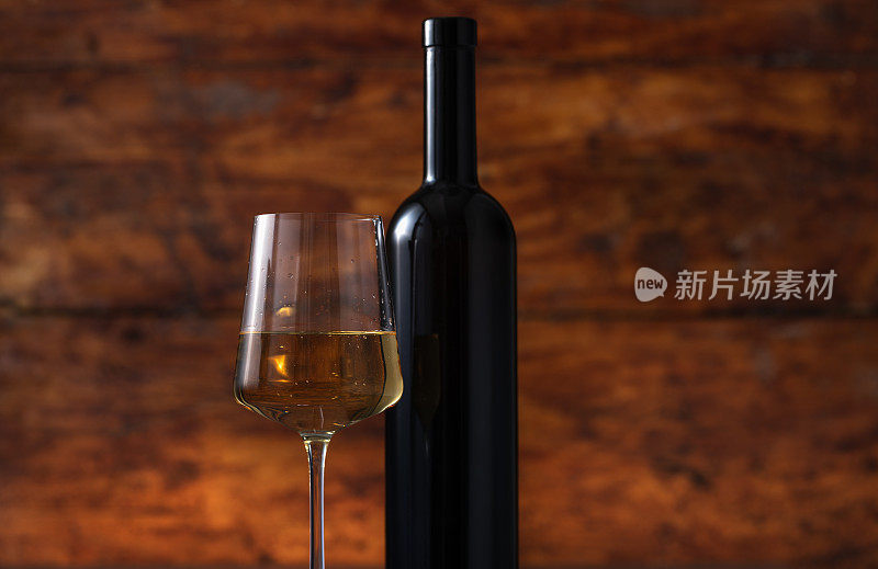 木质背景上的优质白葡萄酒