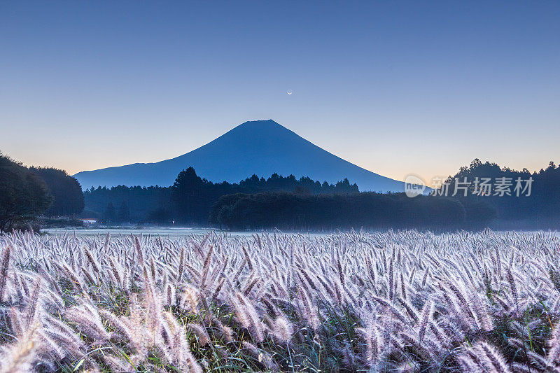 从富士宫市到富士山的晨曦中闪耀的延时摄影