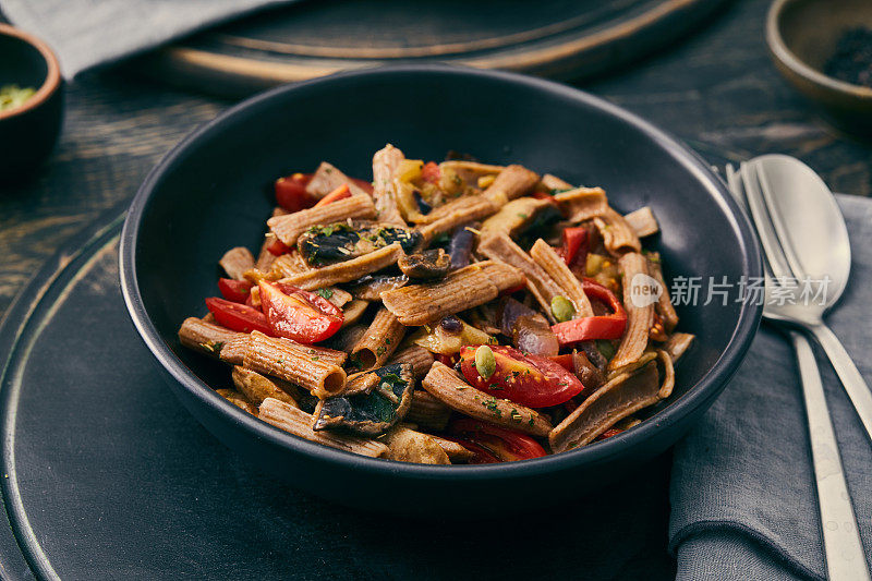 豪华蔬菜素食意大利面。素食意面