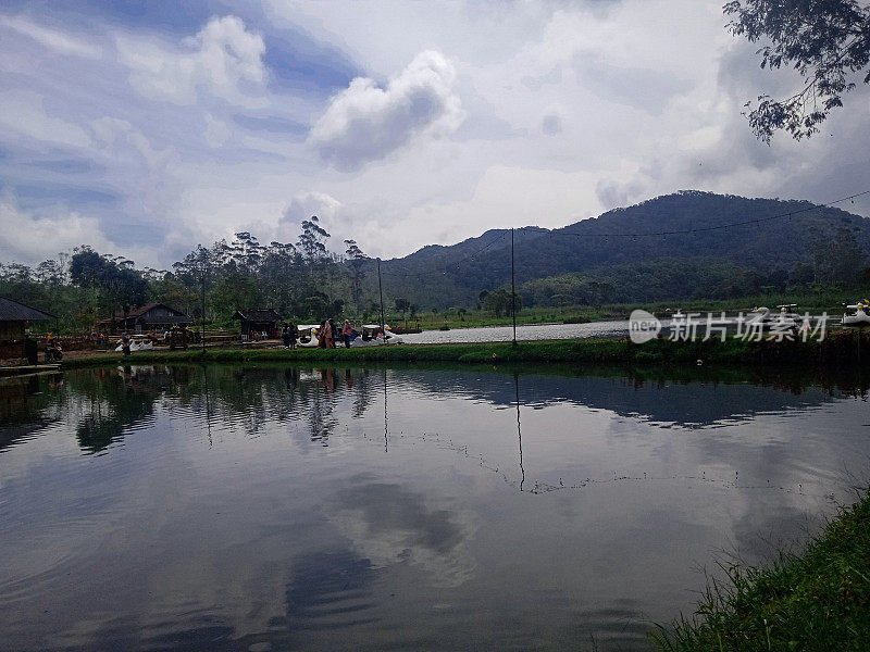 万隆的湖泊和山脉的自然景观