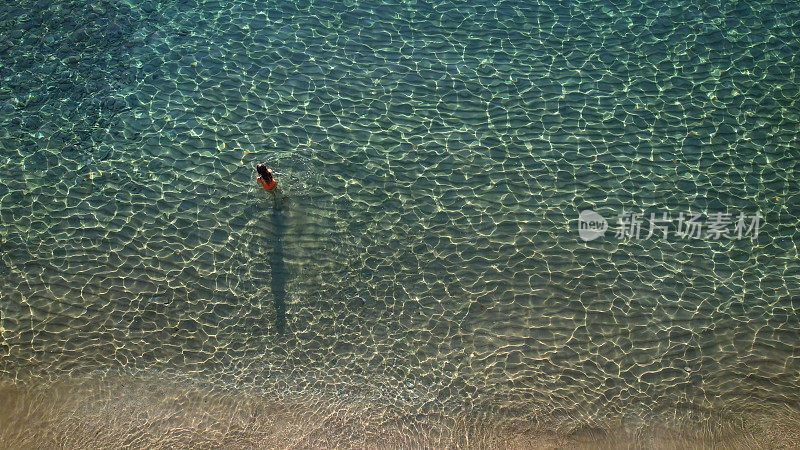 女子在海里游泳的鸟瞰图