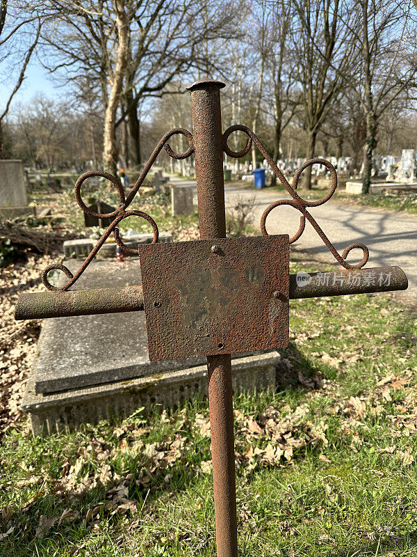 公共墓地里生锈的旧金属墓碑