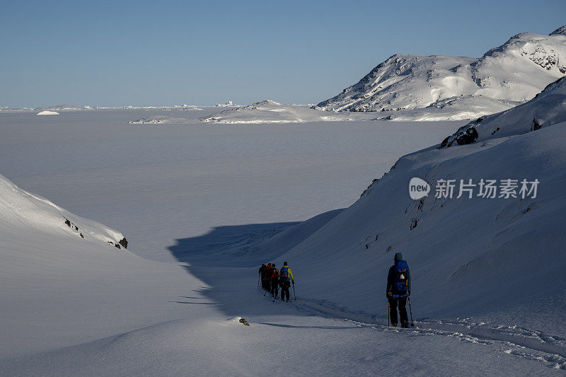 滑雪登山运动员攀登白雪皑皑的山峰