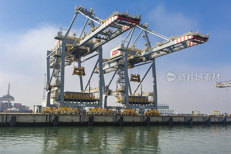 鹿特丹Maasvlakte的集装箱船和大型龙门起重机