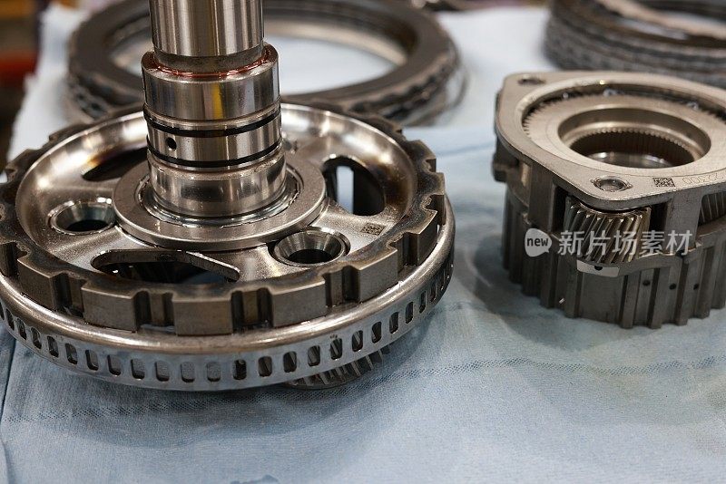 工业机械加工齿轮，展示机械精度和先进制造技术的无缝性