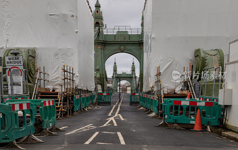 哈默史密斯大桥在进行全面翻新和维修期间关闭。这是世界上最古老的悬索桥之一，也是伦敦西部主要的河流过桥和主要路线，通往一个高度封闭的复制空间的方法，
