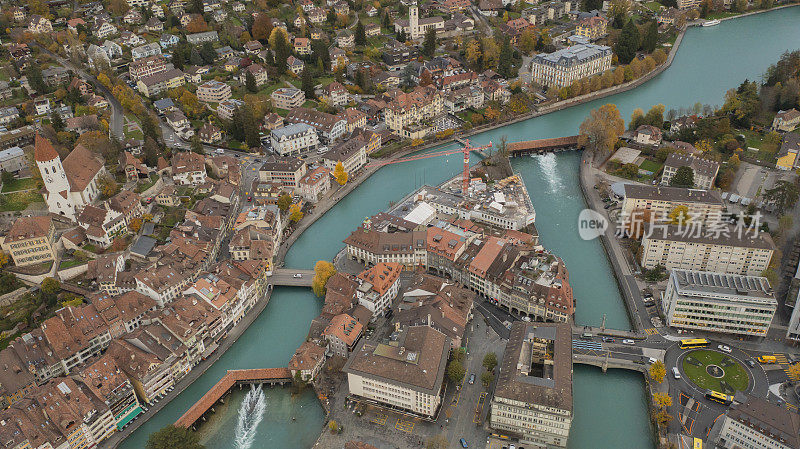 瑞士伯尔尼图恩，天空映衬下的城镇鸟瞰图