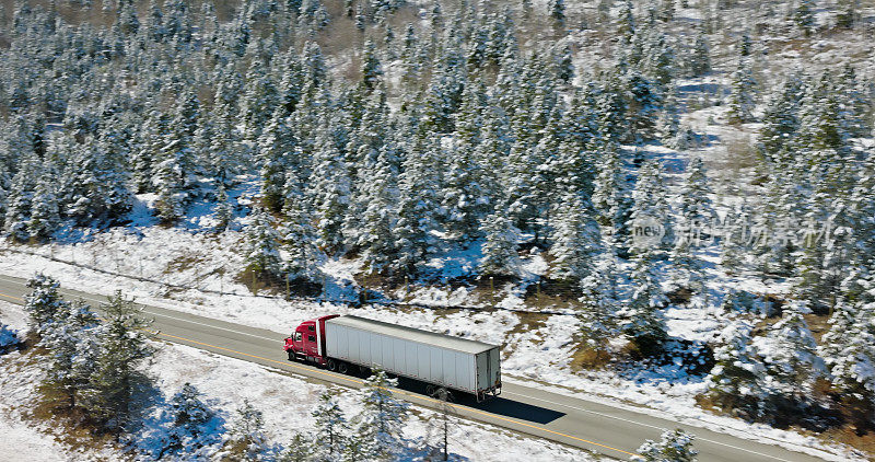 半卡车在雪地中行驶的航拍照片