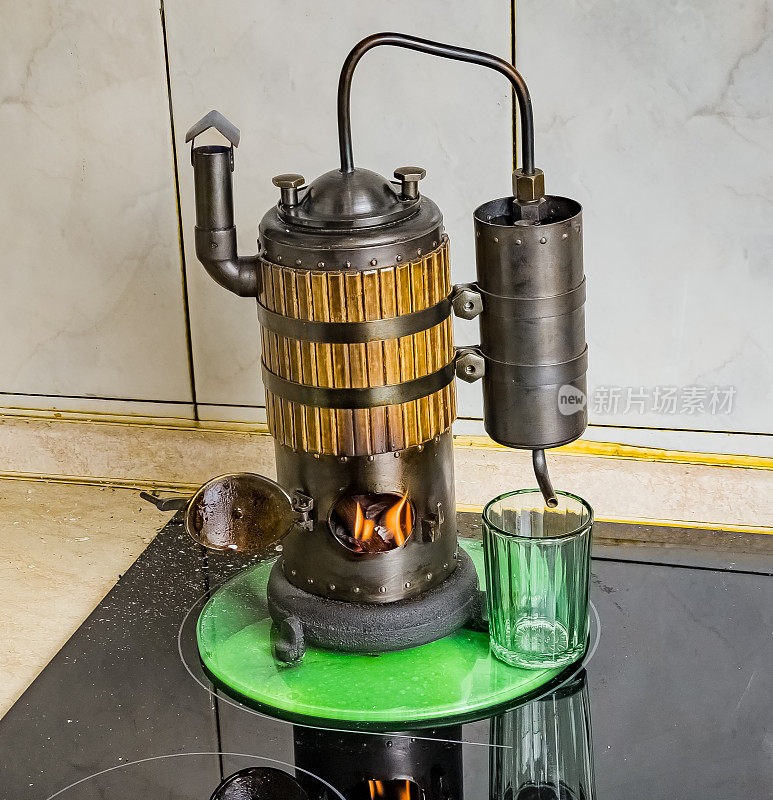 用木材在小型蒸馏厂里蒸馏葡萄酒的过程。容积400毫升。