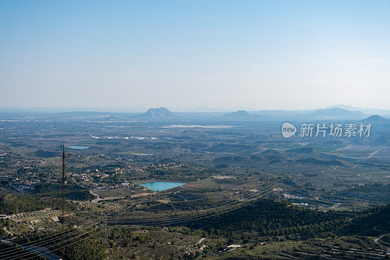 夏季阿利坎特地区的风景。从卡德科多尔山上俯瞰山谷。