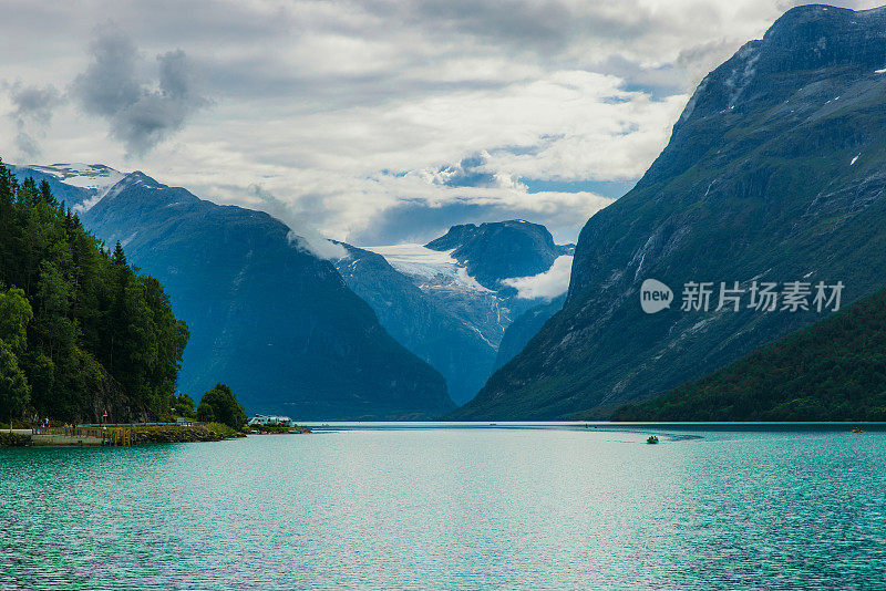 田园诗般的夏季景观与水晶蓝湖，冰川和绿色的山脉在挪威