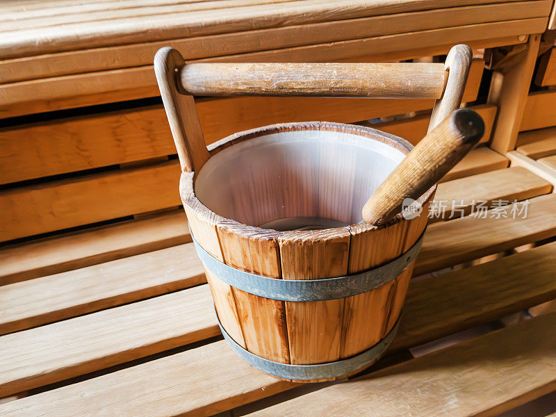 桑拿房内带勺的木制桑拿桶