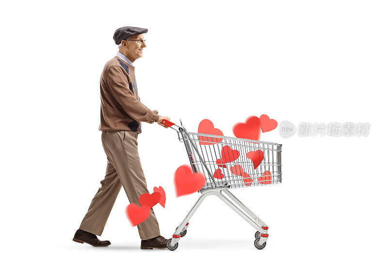 一个老人在购物车里推着心脏走路的全身侧面照