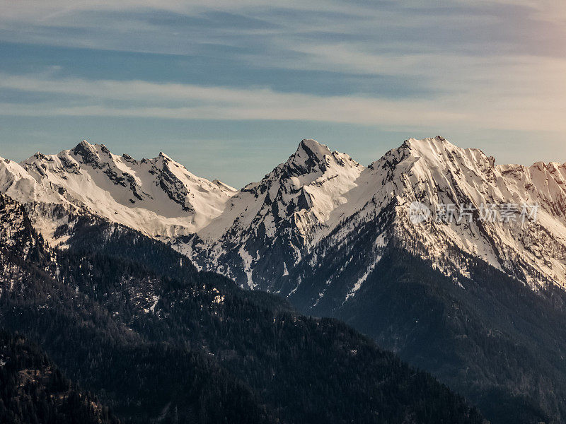 鸟瞰图阿尔卑斯山皮兹科尔贝山顶在瑞士格里森州。