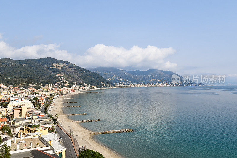 意大利里维埃拉Ponente海岸的高架视图与海边城镇Laigueglia和Alassio，著名度假胜地，萨沃纳，利古里亚，意大利