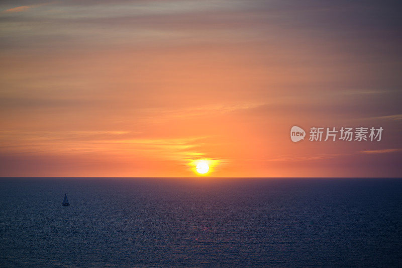 平静海湾上的日出鸟瞰图