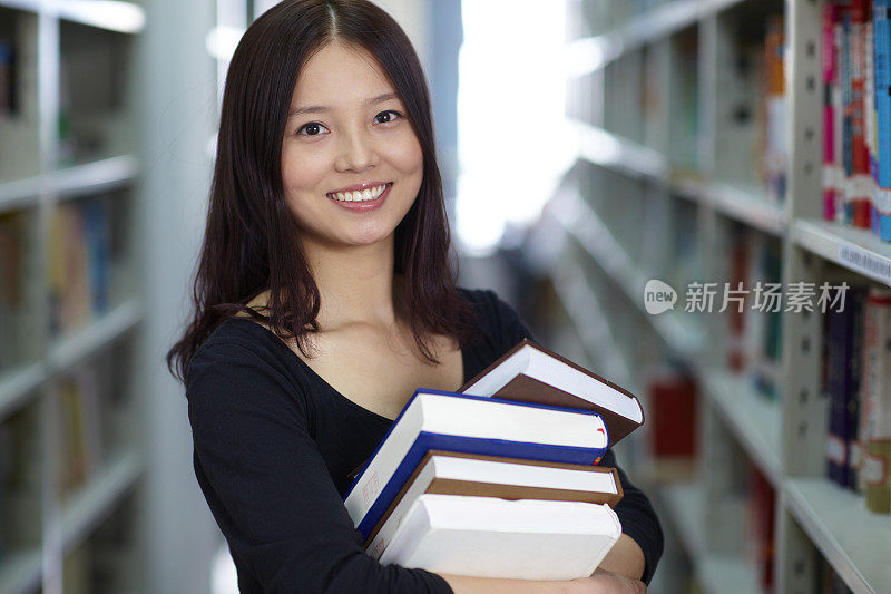 图书馆里漂亮女大学生的肖像