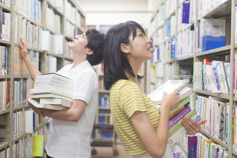 大学生在图书馆找书