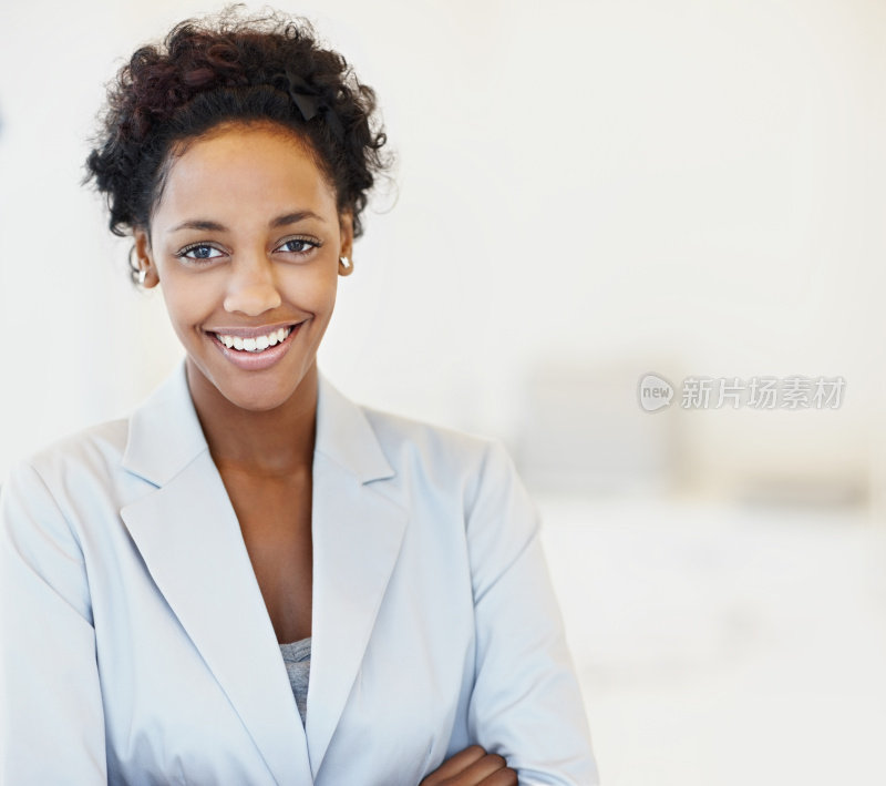 一个快乐的黑皮肤的商业妇女微笑的肖像