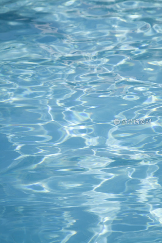 阳光在泳池水中反射的特写