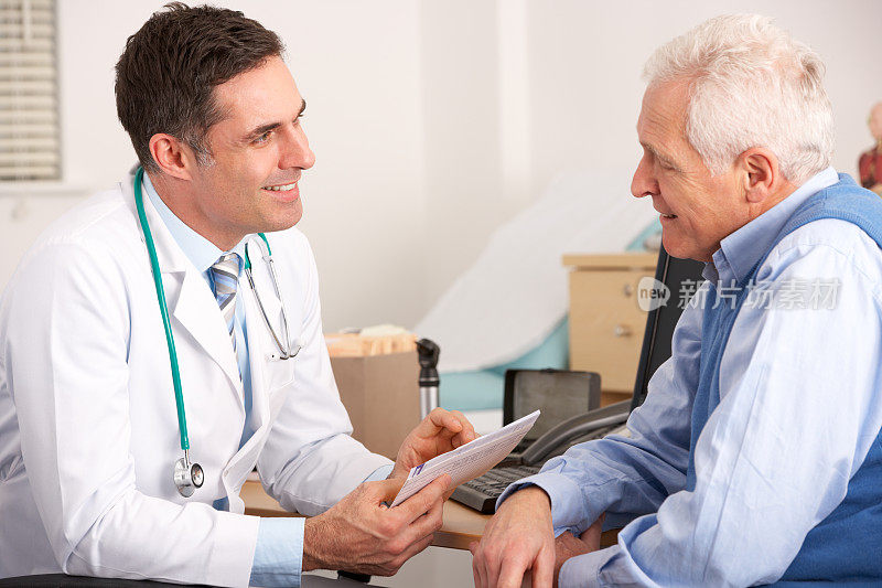 一位美国医生在和一位年长的外科医生谈话