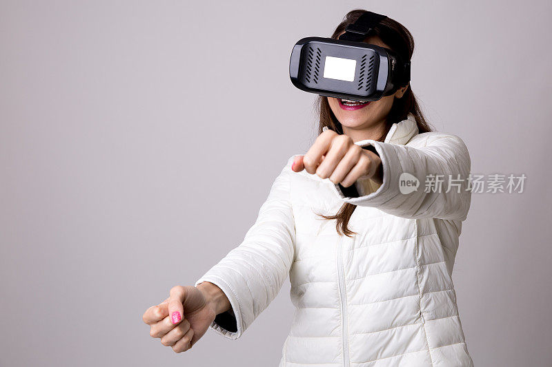 戴着虚拟现实眼镜的美女