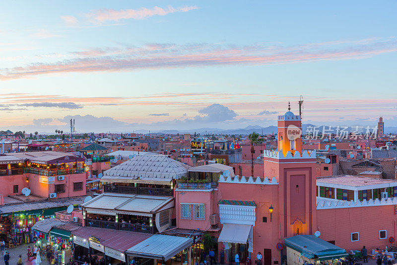 摩洛哥马拉喀什露天市场上的日落