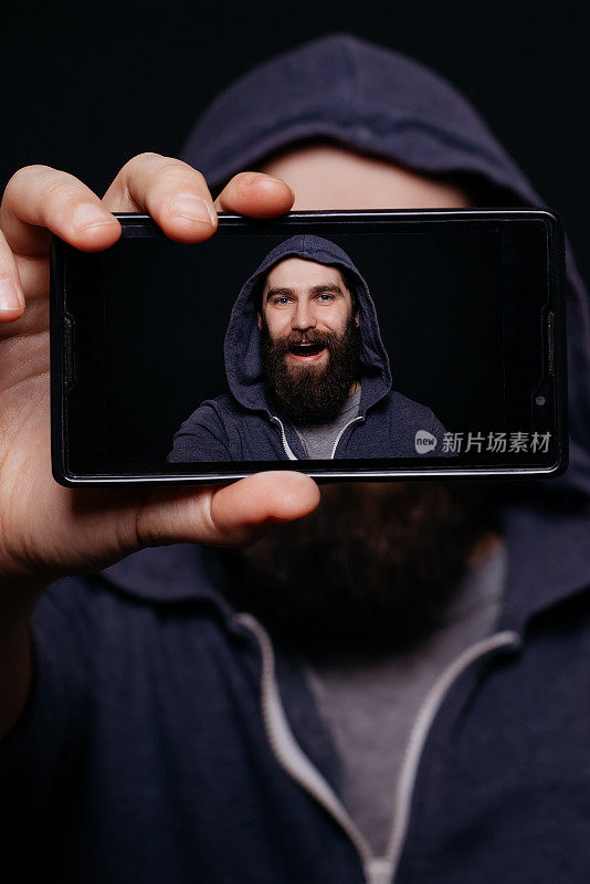 潮男大胡子拍照智能手机自拍，屏幕查看