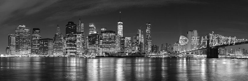 黑白纽约市夜景全景图。