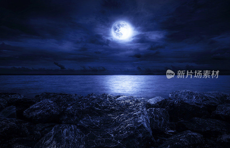 海面上的满月，云和岩石