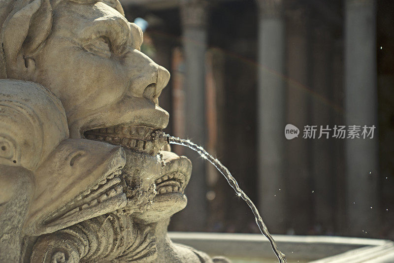 大理石雕像:万神殿前的喷泉