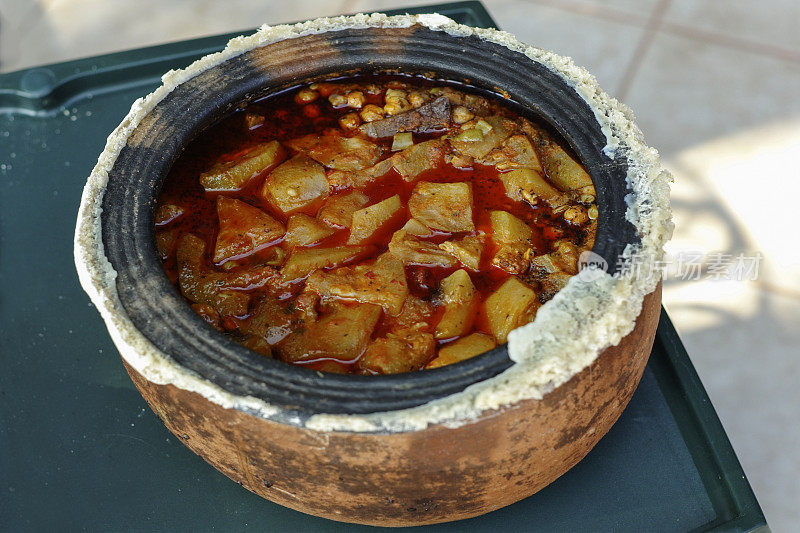 在土耳其烹饪蔬菜砂锅