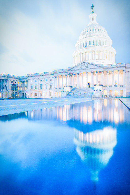 美国国会大厦和镜子反射