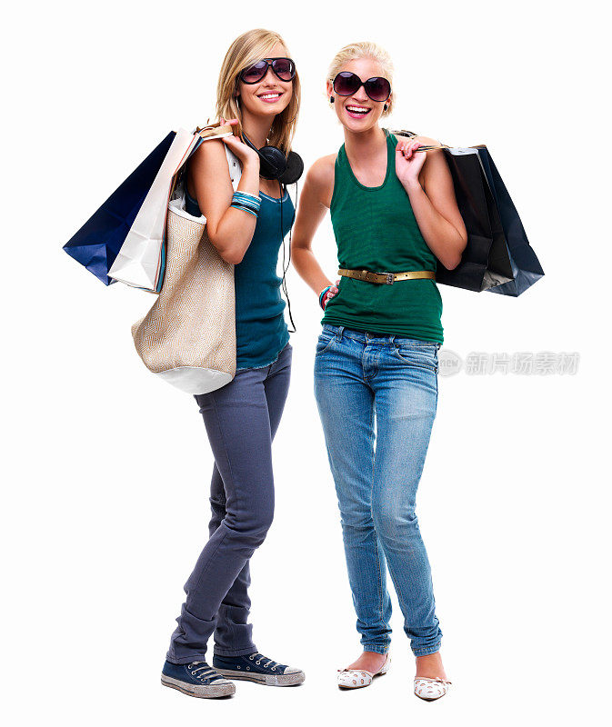 整整一个快乐的年轻朋友站在购物袋里