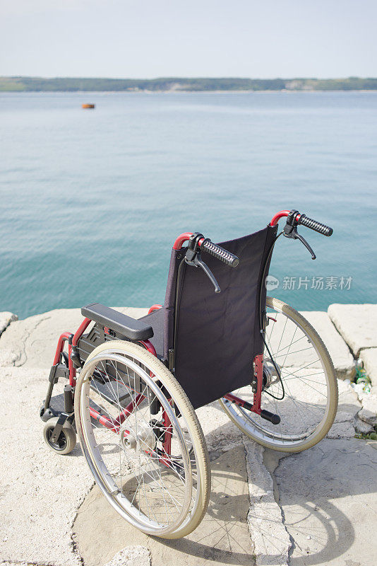 夏日海边的空轮椅