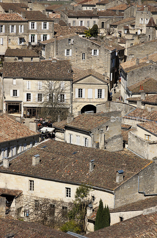 法国中世纪城市圣爱美浓的屋顶和街道。