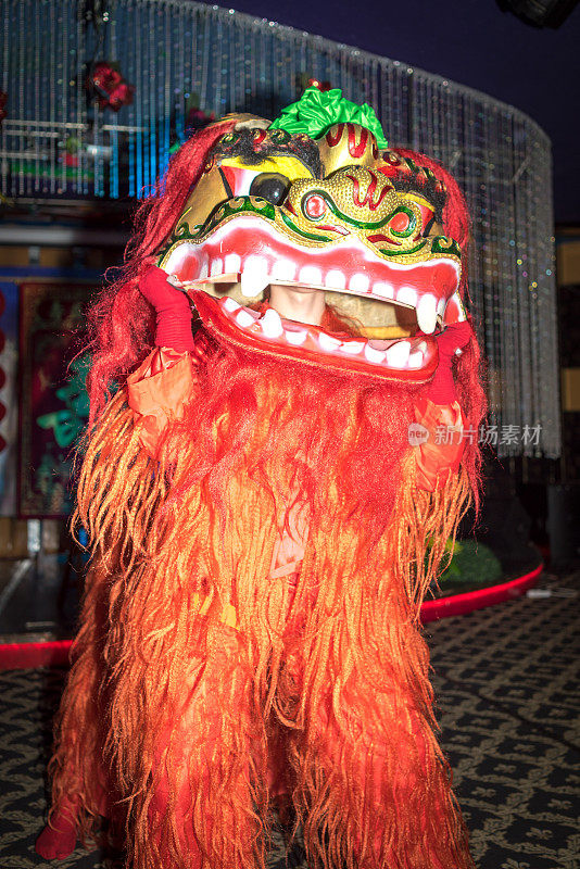 中国新年红狮表演