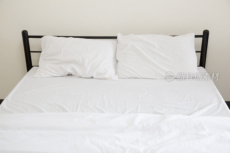 白色的床单和枕头