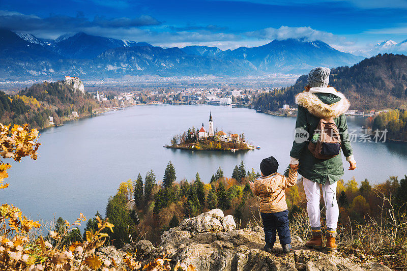 旅行家庭在看流血湖，斯洛文尼亚，欧洲